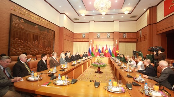 Minister of Defense Phung Quang Thanh receives Russia, Belarusian war veterans - ảnh 2